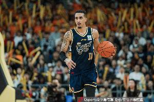 23中11砍26+8！媒体人：奎因是CBA最优秀侧翼 这是他高级的地方