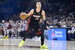 效率不高！希罗半场8投3中拿到7分有2失误 三分1中0