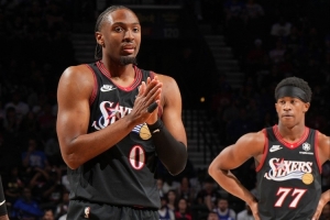 今日上脚实战！马克西穿着NB个人首款签名战靴出战附加赛