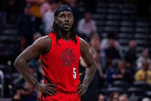 稳健控场！朱·霍勒迪18中7贡献21分4板3助 三分11中4