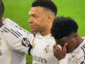 赛前默哀仪式德国球迷喧哗，姆巴佩无奈摇头+流露不满神情