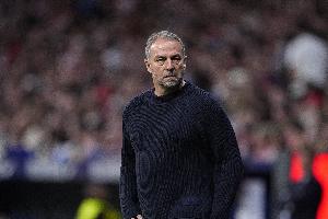 世体：弗里克不满大都会球场的草坪状况，欧足联保证解决问题