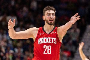 海斯：和申京对位要做好准备 他打出了生涯至今最好的赛季