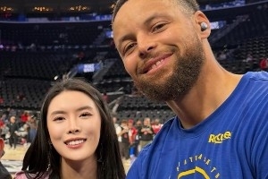 以傲人身材出圈！德扑“ALL-IN姐”布兰妮观战NBA 晒与库里合照！