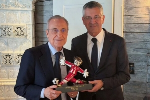 皇马官方晒照，主席弗洛伦蒂诺与拜仁主席海纳在赛前会面