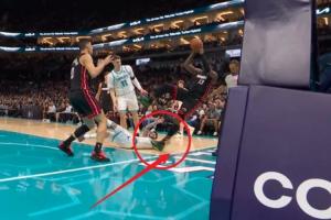 这不看回放？三球用手扒阿德巴约脚后跟致其倒地受伤 已提前退赛