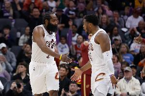 哈登：米切尔对比赛的热爱是骨子里的 他想赢我也想赢！