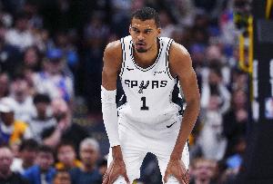 打开拓者你算秘密武器？文班打趣：算是最不保密的秘密武器吧