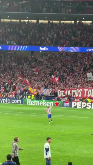 能否圆欧冠梦！格子独自一人与马竞球迷激情庆祝进4强