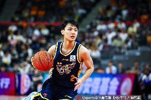 挺身而出！徐杰半场10中7砍最高17分 三分6中3