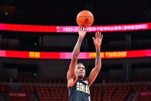 无所不能！特奎维恩·史密斯半场11中6轰26分6板10助 罚球12中10