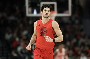 记者：开打前大部分觉得布克是本场第一球星 但阿夫迪亚统治比赛