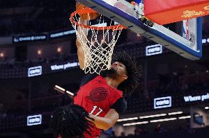 正负值+19最高！谢顿·夏普7中4拿到12分 三分5中2