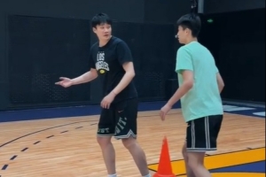 满满的干货！丁彦雨航给国青小将吕飞燕传授如何利用掩护出机会