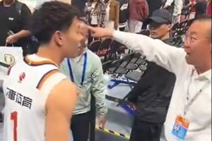 直播吧：阻挡李添荣的是场馆方维持现场秩序的负责人 非首钢人员