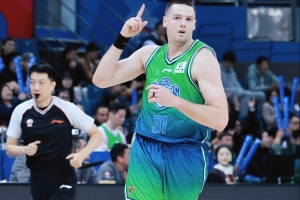 这也太轻松了！大卫·詹姆斯仅打18分钟 13中9高效砍下26分12板