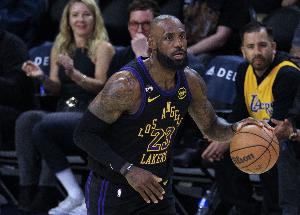 A·史密斯：41岁的老詹能保持健康为啥东里不行 大家真该觉得丢人