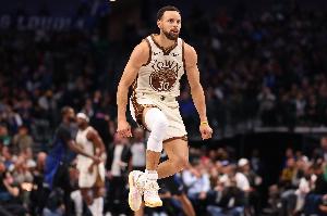 苦苦支撑！库里第三节8中6砍16分 三分4中3&一记比一记难