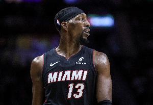 83分先生赛季结束！阿德巴约被三球拉倒受伤退赛 全场仅6分3板1助