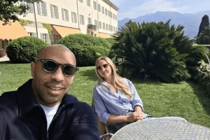 悠闲假期！亨利与妻子现身意大利科莫湖放松身心