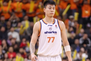 上半场扣爽了！张镇麟半场4中4拿到8分2板5助3断 正负值+13