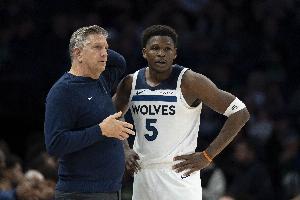 芬奇：爱德华兹在阅读防守和掌控传球时机方面越做越好