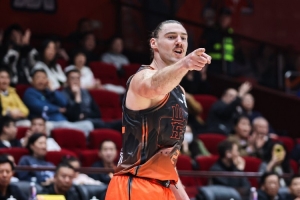 媒体人：取消注册的斯蒂尔继续随队训练 可能随时切换报名