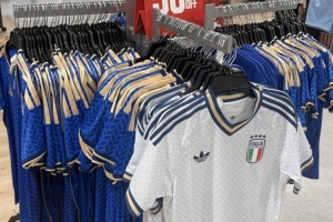 受到世预赛出局影响？意大利队2026款主客场球衣均已五折出售