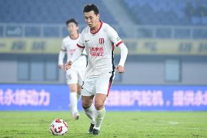 李扬在蓉城1-0三镇的比赛首发出战，迎生涯第100场中国顶级联赛