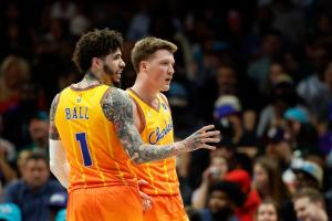 媒体人：黄蜂被打得毫无还手之力 但他们在朝着好的方向发展