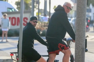 都能骑车了？《纽约邮报》独家发布东契奇现身洛杉矶街头照片