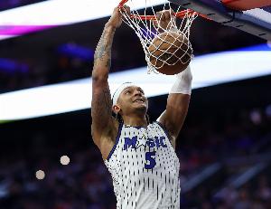 内线被凿穿了！黄蜂上半场得到37分 魔术在禁区也得到37分