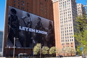 骑士主场附近悬挂全新巨幅海报 阿伦莫布里米切尔哈登四巨头亮相