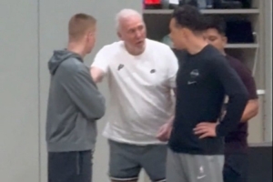 心系马刺！波波维奇步履蹒跚重返马刺训练场 现场调教接班人米奇