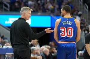 科尔：库里依然宝刀不老 但他和詹杜不同&他需要不停地绕掩护跑动