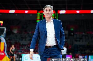 郑导对球队表现给予肯定：每个人都在咬牙坚持 希望大家健康完赛