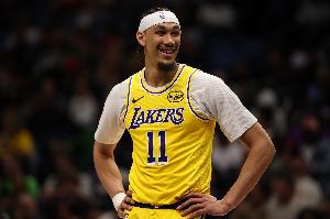 几乎不用起跳！海斯跟防申京 轻舒猿臂送后者大帽