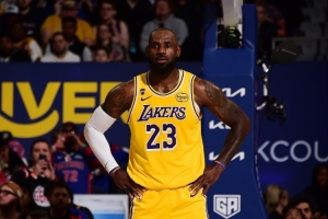 41岁还在创新高！詹姆斯9分钟送8次助攻 刷新生涯季后赛单节纪录