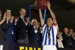 西班牙国王费利佩六世观战国王杯决赛，为皇家社会颁奖