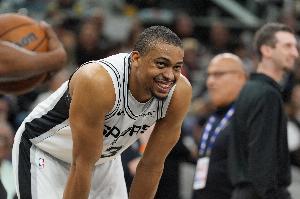 凯尔登：看到波波维奇恢复良好 我真的为他高兴 他依旧头脑敏锐