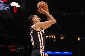 不想说什么了！状元里萨谢首节不到3分钟&3中0一分未得 随后被DNP