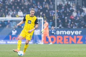 里肯：目前看来聚勒伤势严重，赛后他膝盖缠着绷带坐在更衣室