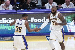 斯玛特：詹姆斯在季后赛的心态完全不同 很高兴这次和他一队