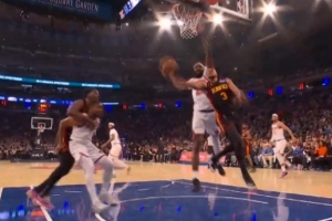 这也能进！麦科勒姆顶着米切尔·罗宾逊 上下步超高难度拉杆反篮