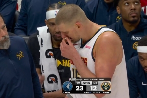 被打到了？约基奇鼻子出血 但无碍随后三分一箭穿心