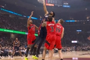 扣嗨了！阿伦弧顶变向过掉珀尔特尔 杀进篮下完成隔扣