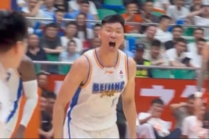有点喜感！范子铭上一场投进三分后激情庆祝 本场被轮休