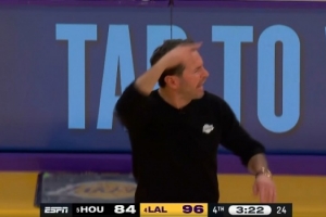 很坚决！双方拼抢吹艾顿犯规 雷迪克挑战成功改判申京犯规在先