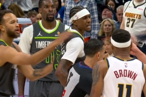 多余动作！麦克丹尼尔斯篮下直接将约基奇推飞2米远吃T