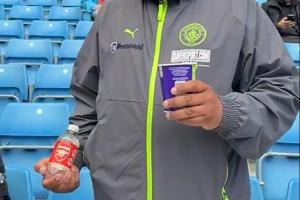 有备而来！上轮嘲讽阿森纳走红的曼城球迷，今天又带上了那个瓶子